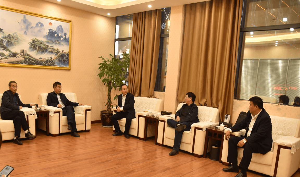 人民銀行銅仁市中心支行行長任向陽 一行蒞臨思南長征村鎮(zhèn)銀行調(diào)研 民營企業(yè)金融服務